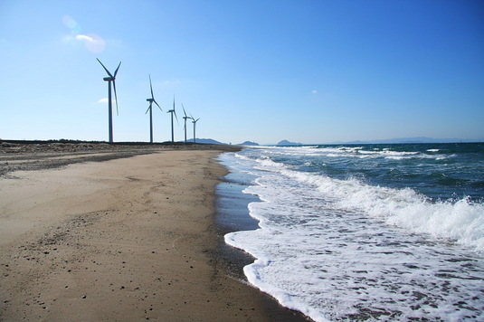 海岸に建つ風車