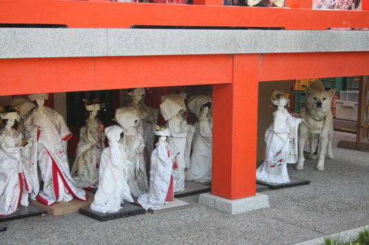 淡島神社の人形とポポ